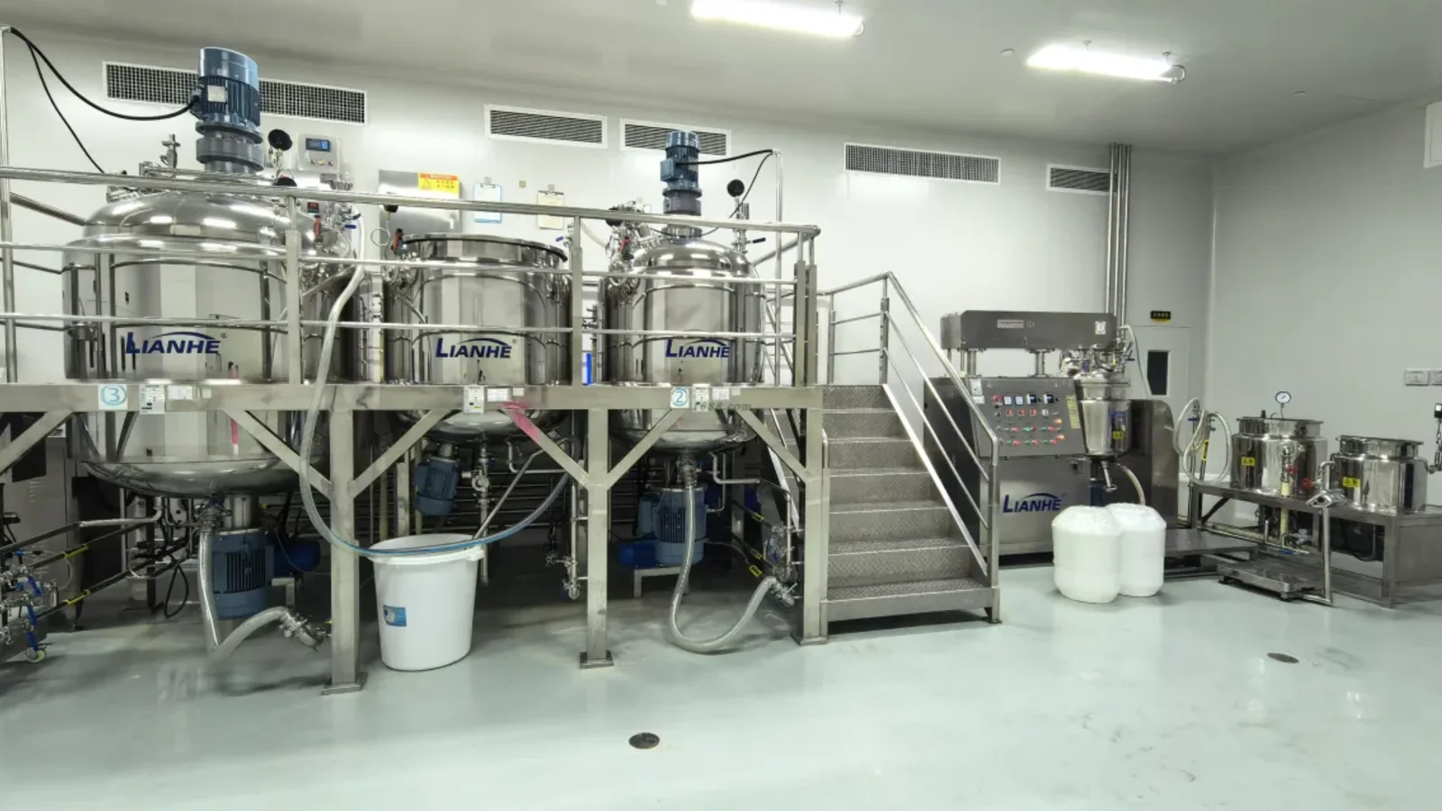 Tanques de acero inoxidable utilizados para la composición de perfumes en relación con envases suministrados por el cliente
