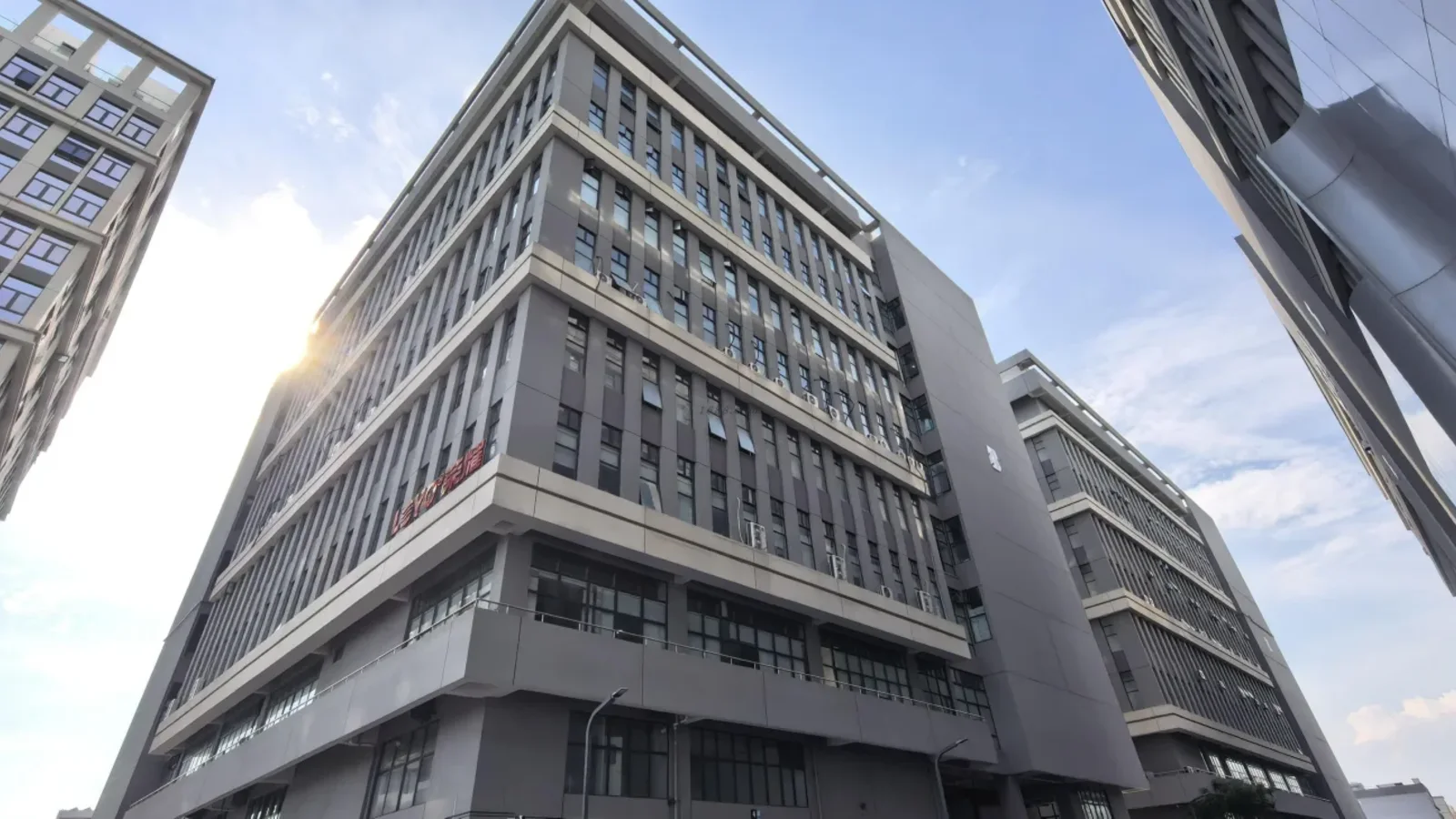 Exterior de la fábrica de perfumes de AROMAMATRIX, relacionado con la fabricación de fragancias por contrato