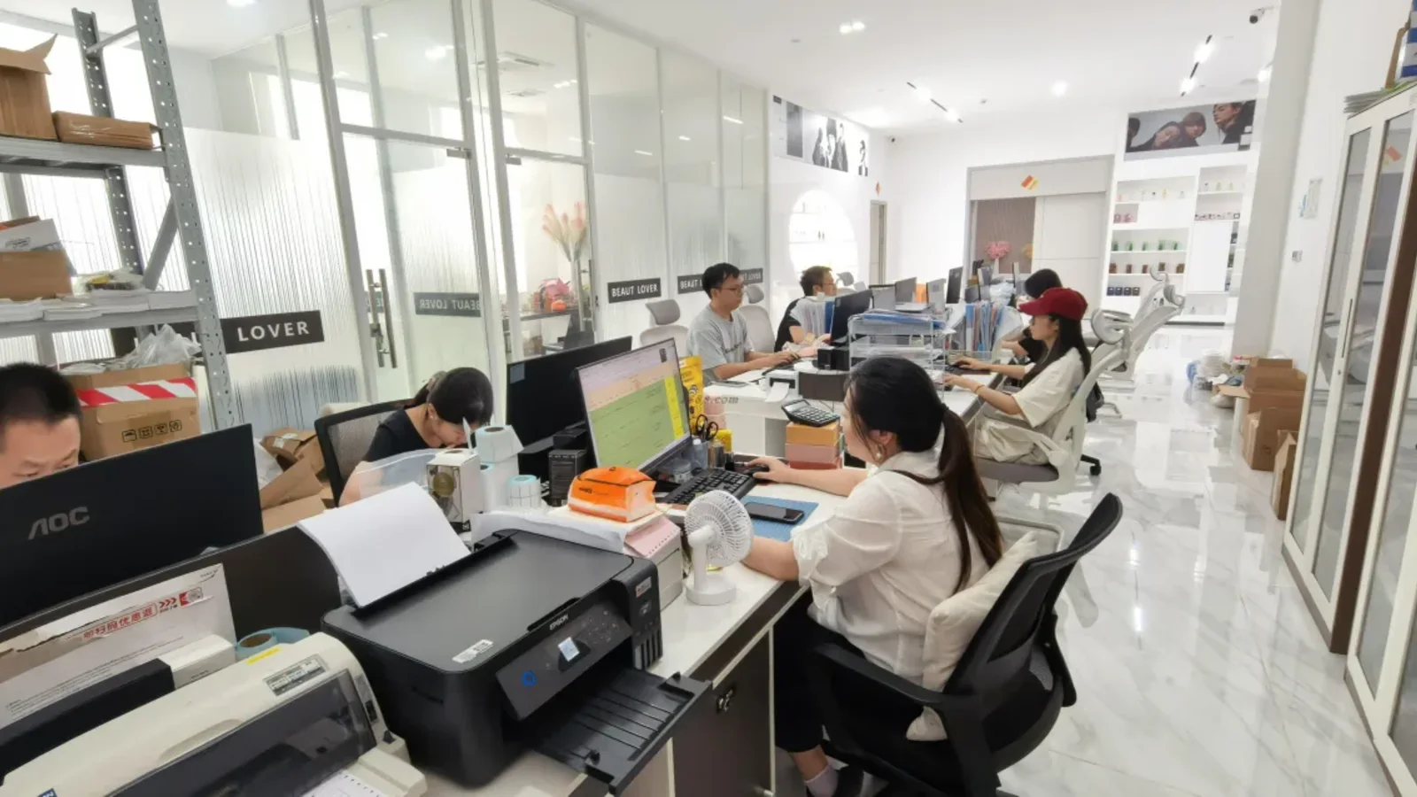 Equipo de proyecto de una fábrica revisando un briefing de fabricación de perfumes, relacionado con la lista RFQ para perfumes
