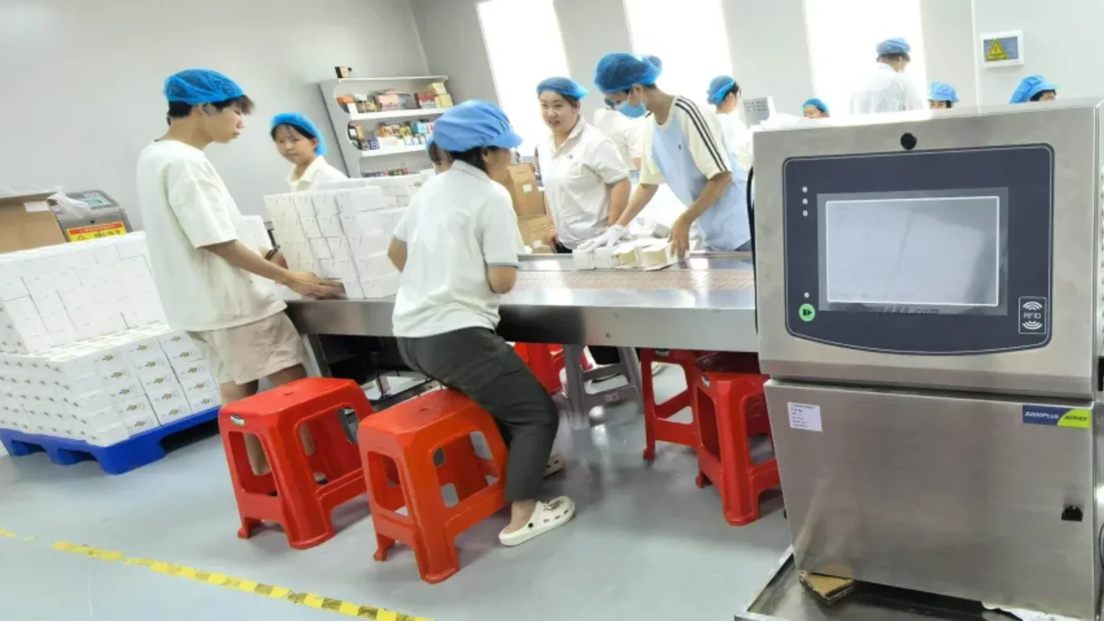 Inspección detallada de envases de perfume y calidad del producto terminado, relacionada con el control de calidad de envases de perfume