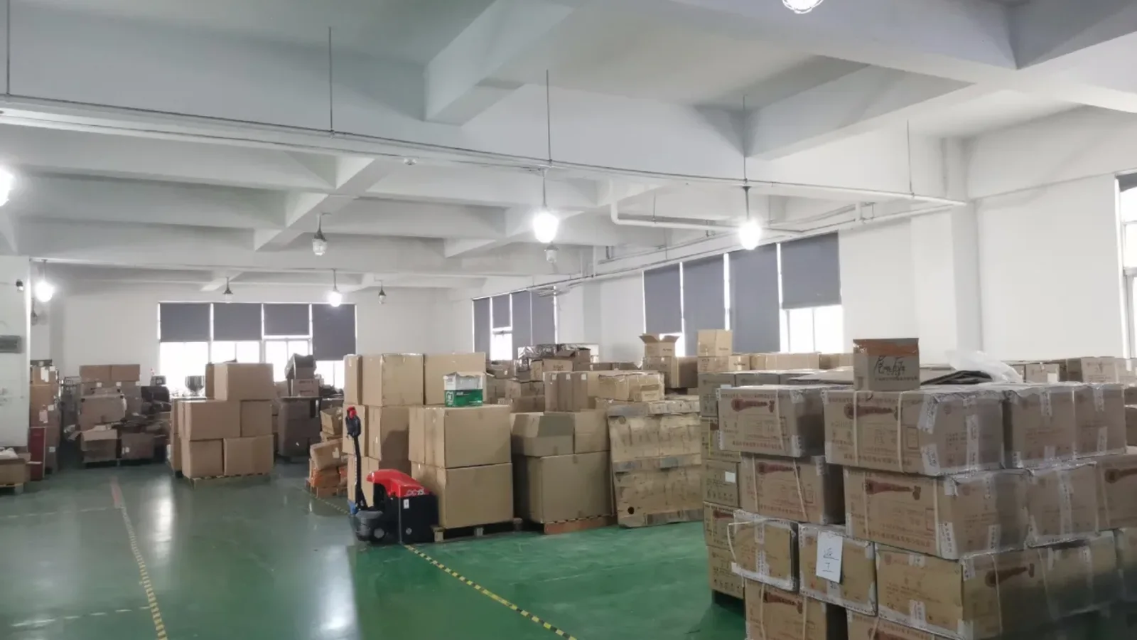 Componentes de perfumes y cajas de exportación organizados en el almacén, relacionados con la importación de perfumes de China